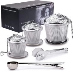 TeaLux 5-Delig RVS Theefilters Set Met Maatlepel En Lekbakjes En Knijper - Theezeef Voor Losse Thee En Kruiden - Tea InfuserStrainer Giftset - Verse Thee FilterZeef Cadeau Pakket - Kruidenbuiltje Ei Met Onderzetters - Geschenkset